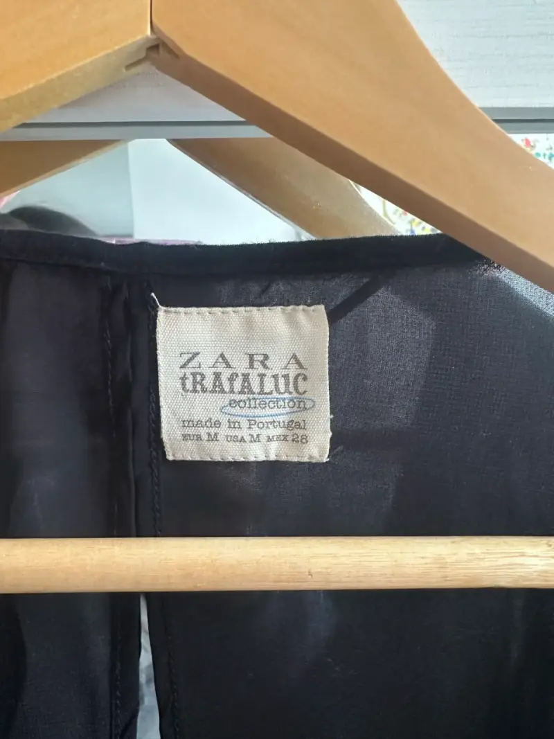 Polera negra con estampado gráfico Zara - 2