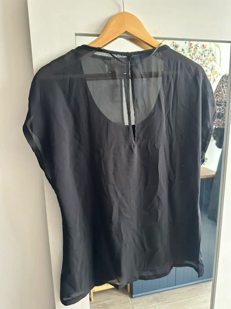 Polera negra con estampado gráfico Zara - 3