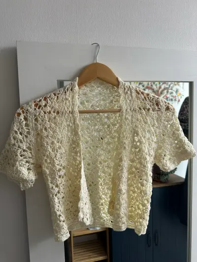 Chaleco de crochet beige para mujer - miniatura 1