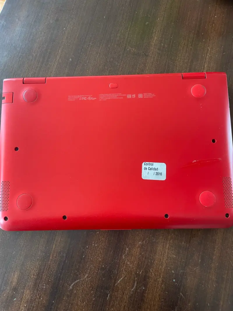 Laptop HP Pavilion roja con cargador - 2