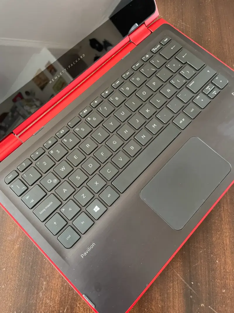 Laptop HP Pavilion roja con cargador - 3