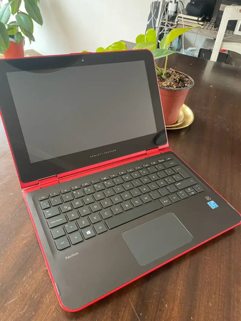 Laptop HP Pavilion roja con cargador - 4