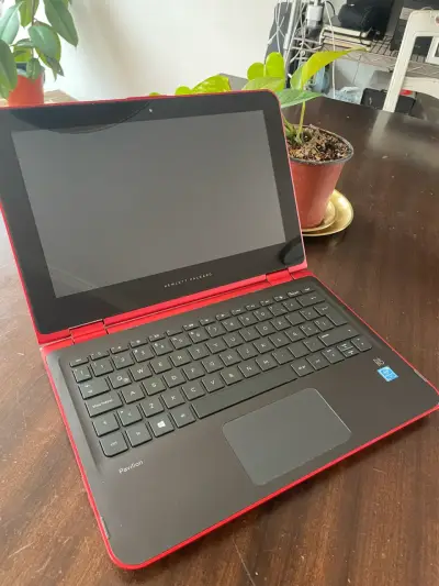 Laptop HP Pavilion roja con cargador - miniatura 4