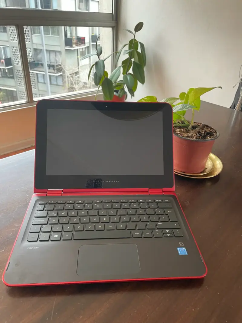 Laptop HP Pavilion roja con cargador - 5