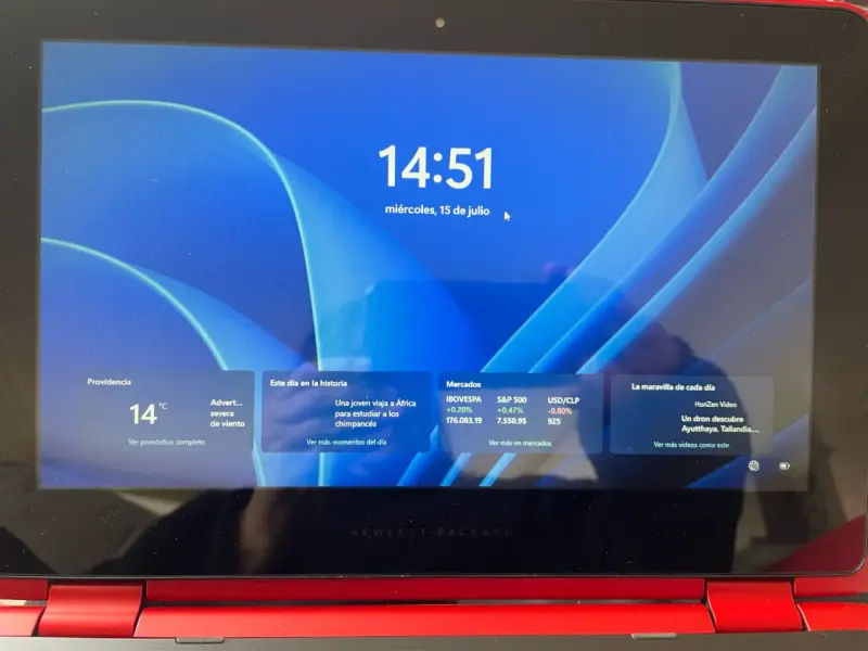 Laptop HP Pavilion roja con cargador - 6