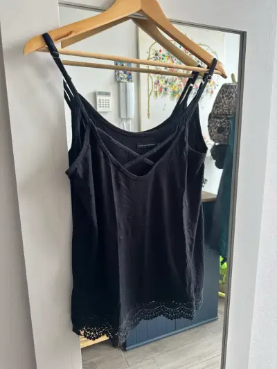 Blusa negra con encaje para mujer - miniatura 1