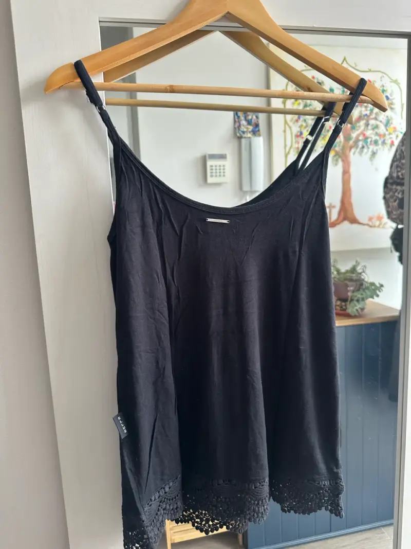 Blusa negra con encaje para mujer - 2