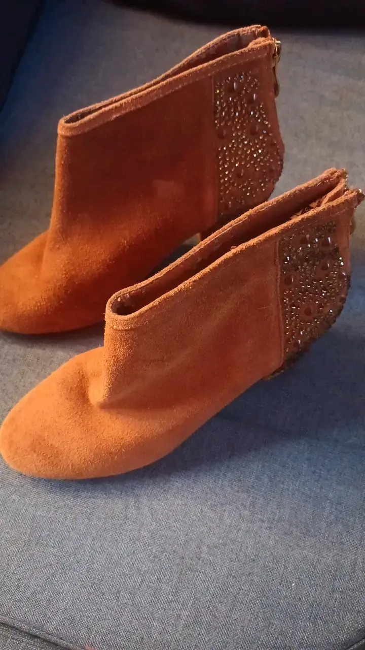 Botines de gamuza con detalles brillantes