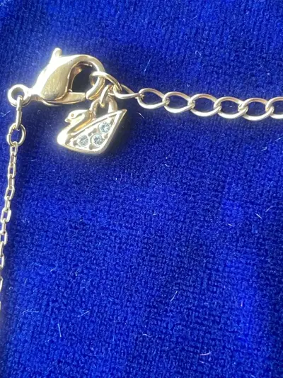 Collar Swarovski dorado con colgante V - miniatura 2