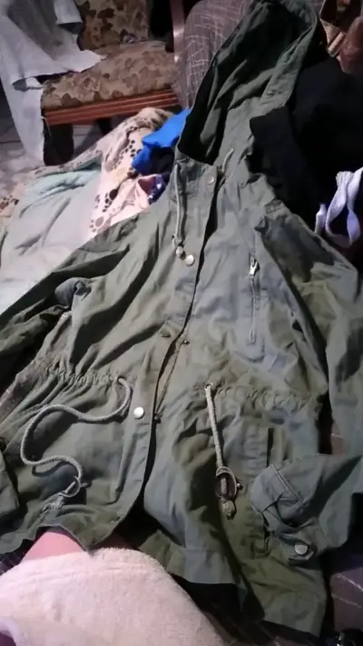 Parka verde con capucha para mujer - miniatura 3