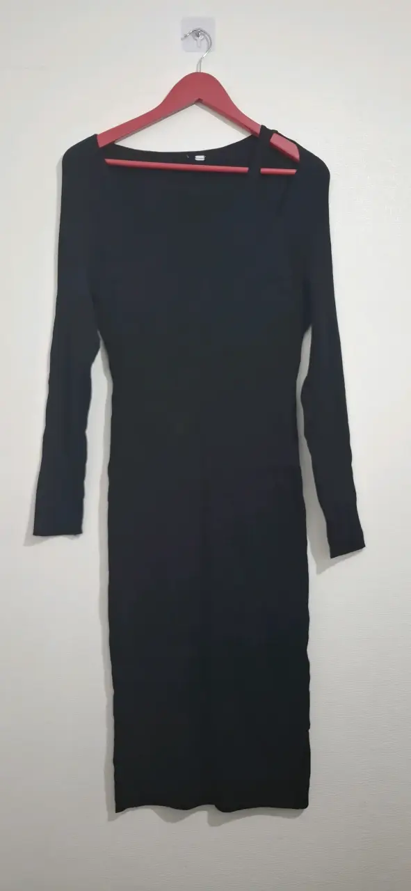 Vestido negro ajustado de manga larga - 1