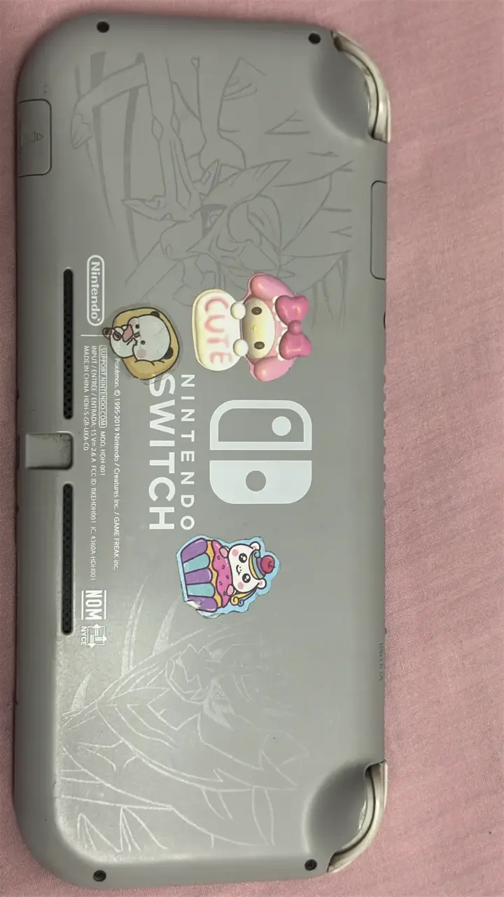 Consola portátil de videojuegos gris con botones rojos - 2
