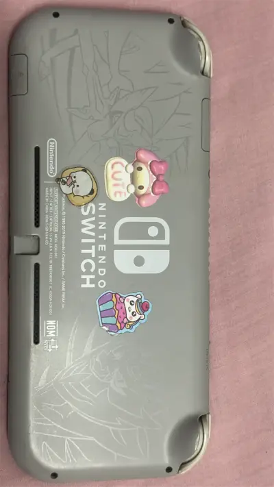 Consola portátil de videojuegos gris con botones rojos - miniatura 2