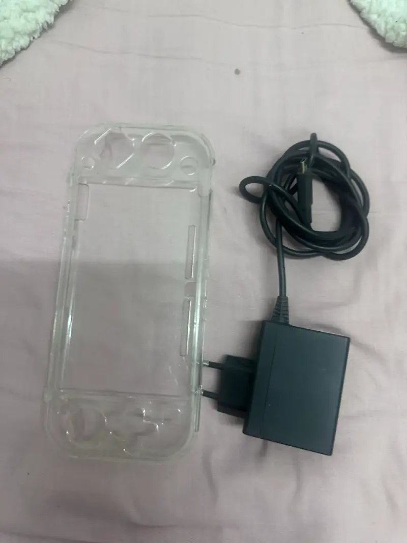 Consola portátil de videojuegos gris con botones rojos - 3