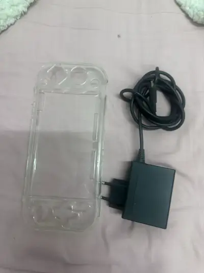 Consola portátil de videojuegos gris con botones rojos - miniatura 3