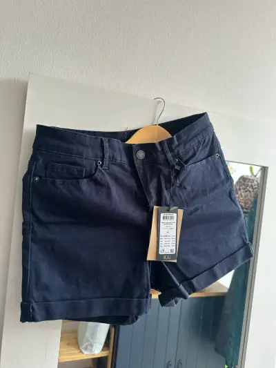 Shorts de mezclilla azul oscuro para mujer - miniatura 1
