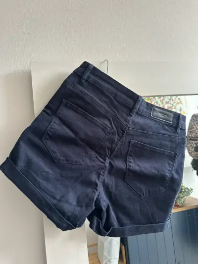 Shorts de mezclilla azul oscuro para mujer - miniatura 2