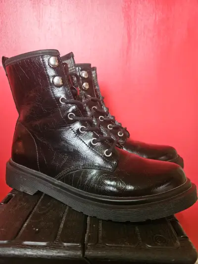 Botas de cuero negro para mujer estilo militar - miniatura 1