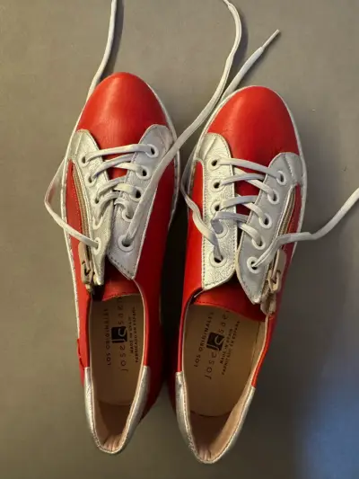 Zapatillas deportivas rojas y plateadas José Saez - miniatura 1