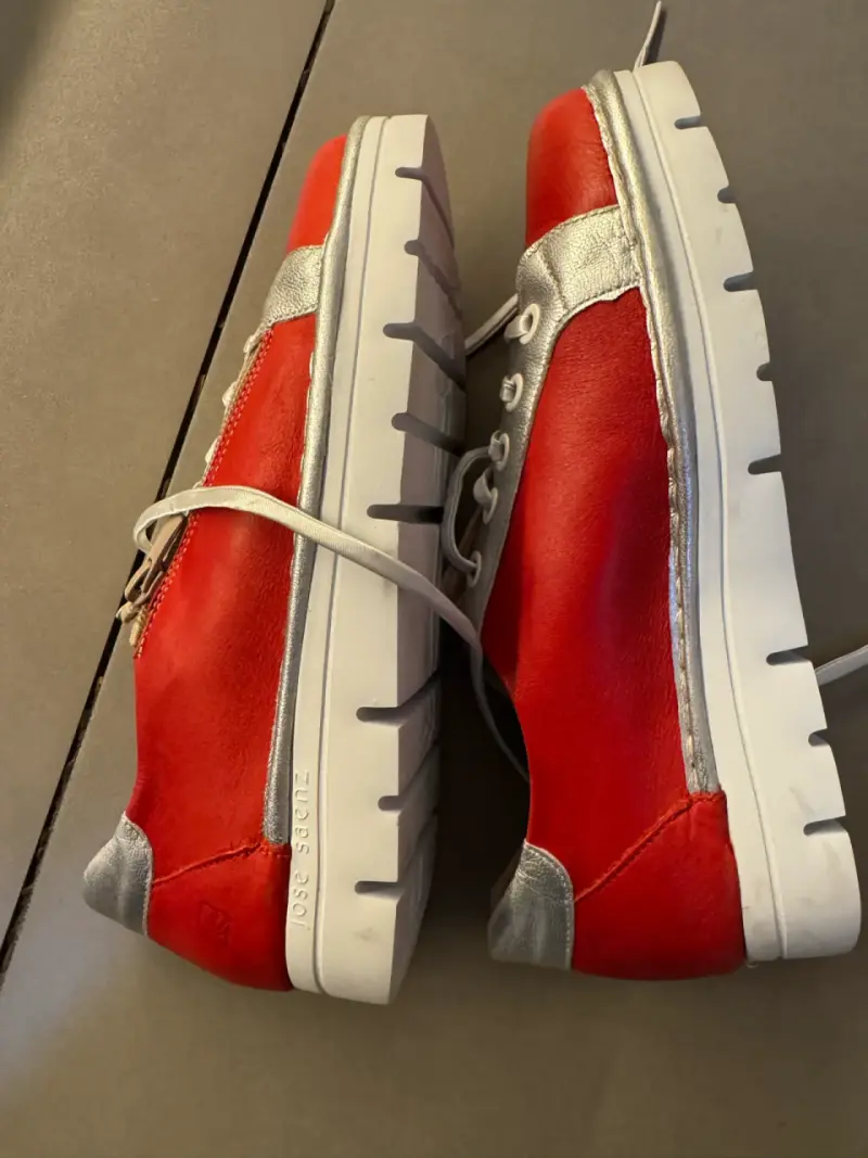 Zapatillas deportivas rojas y plateadas José Saez - 2