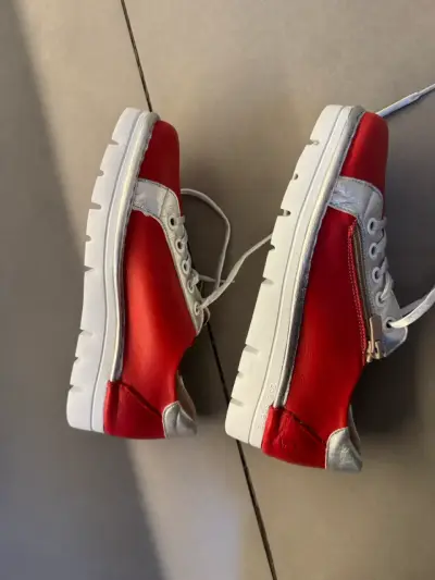 Zapatillas deportivas rojas y plateadas José Saez - miniatura 3