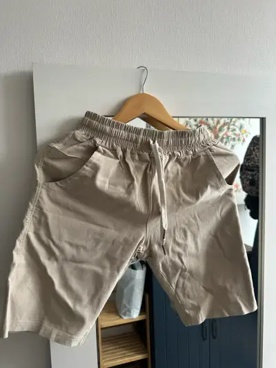 Shorts beige elásticado - miniatura 1