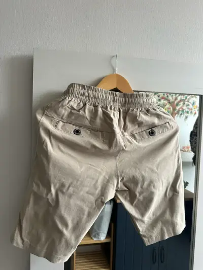 Shorts beige elásticado - miniatura 2