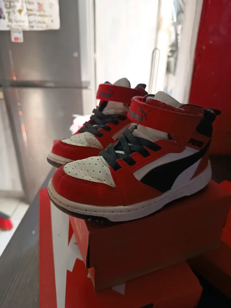 Zapatillas deportivas infantiles Puma rojas