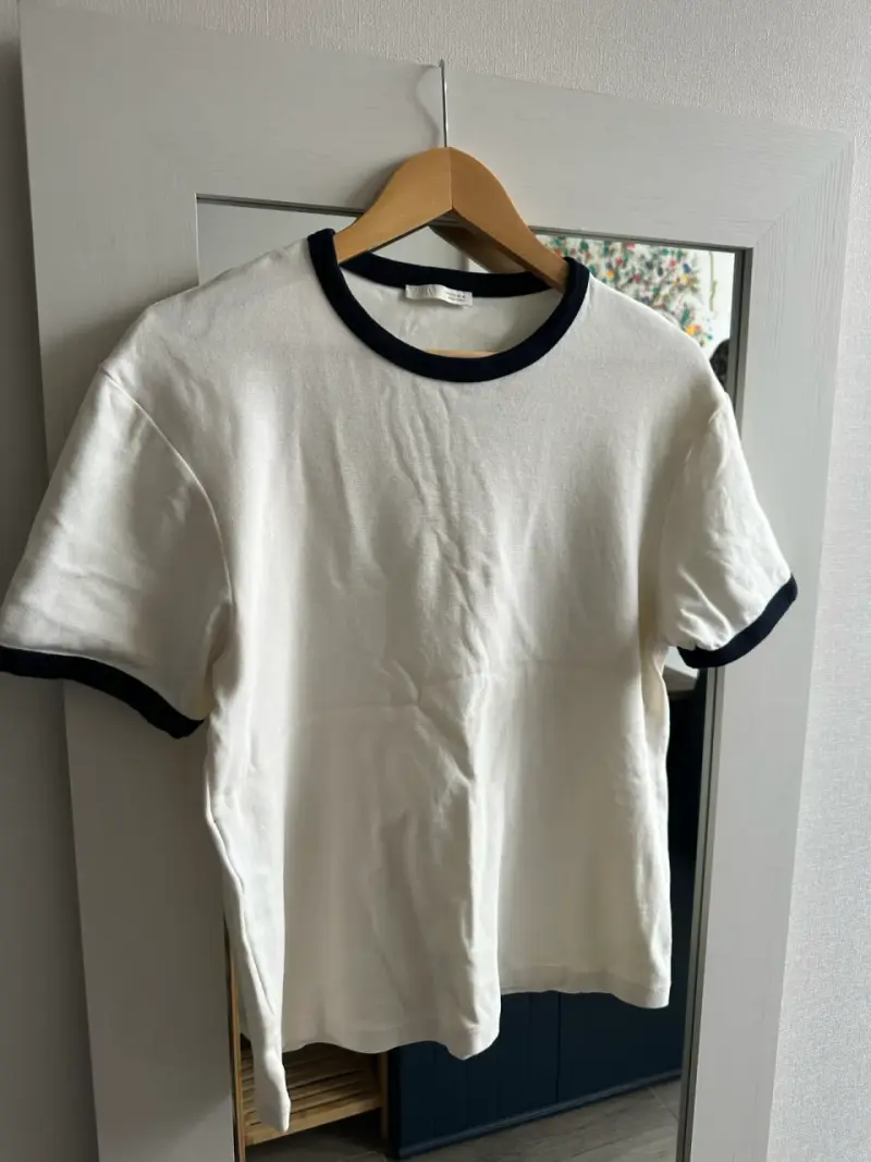 Polera blanca con ribetes negros unisex - 1