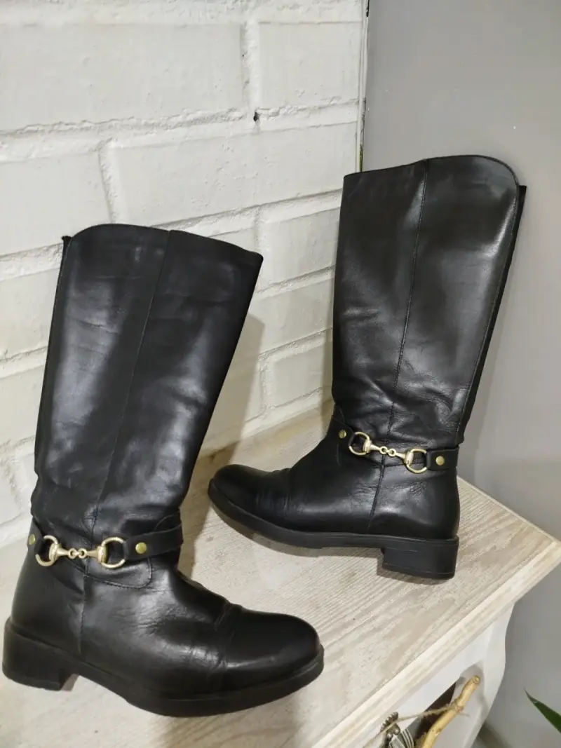 Botas de cuero negro con hebillas metálicas - 1