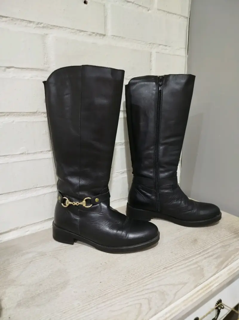 Botas de cuero negro con hebillas metálicas - 2