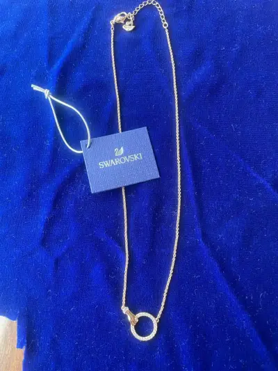 Collar Swarovski dorado con colgante circular - miniatura 1
