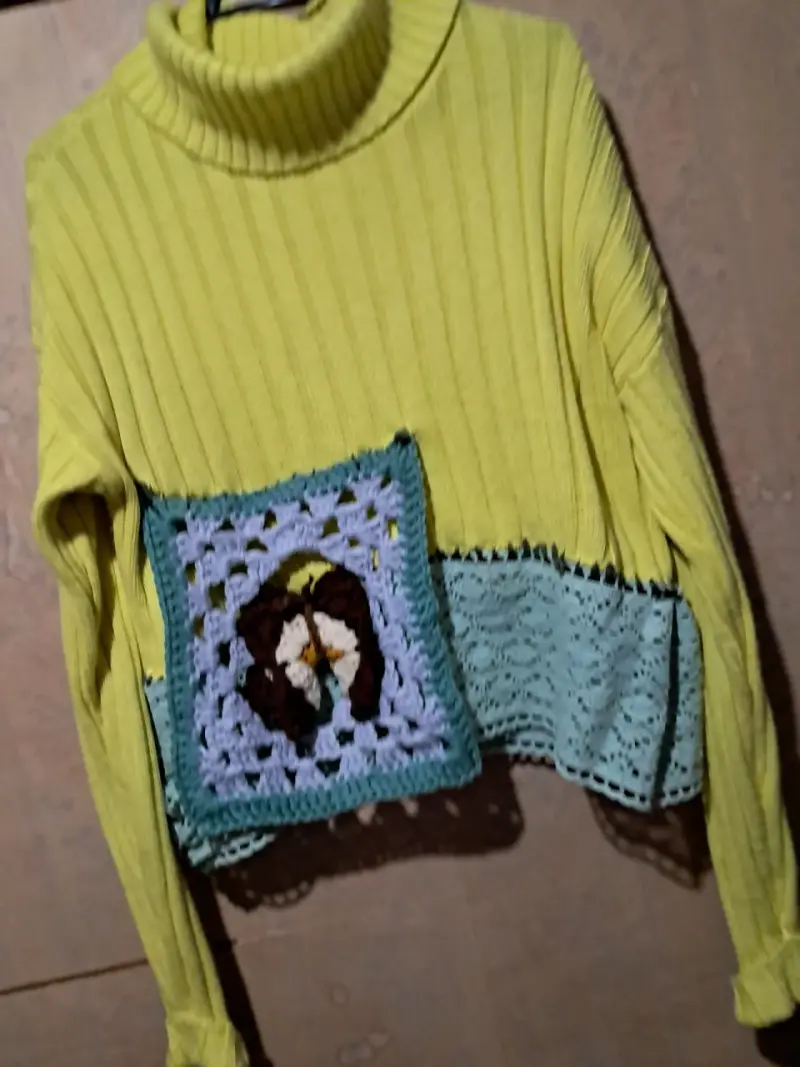Suéter de cuello alto amarillo con diseño tejido x̌ - 1