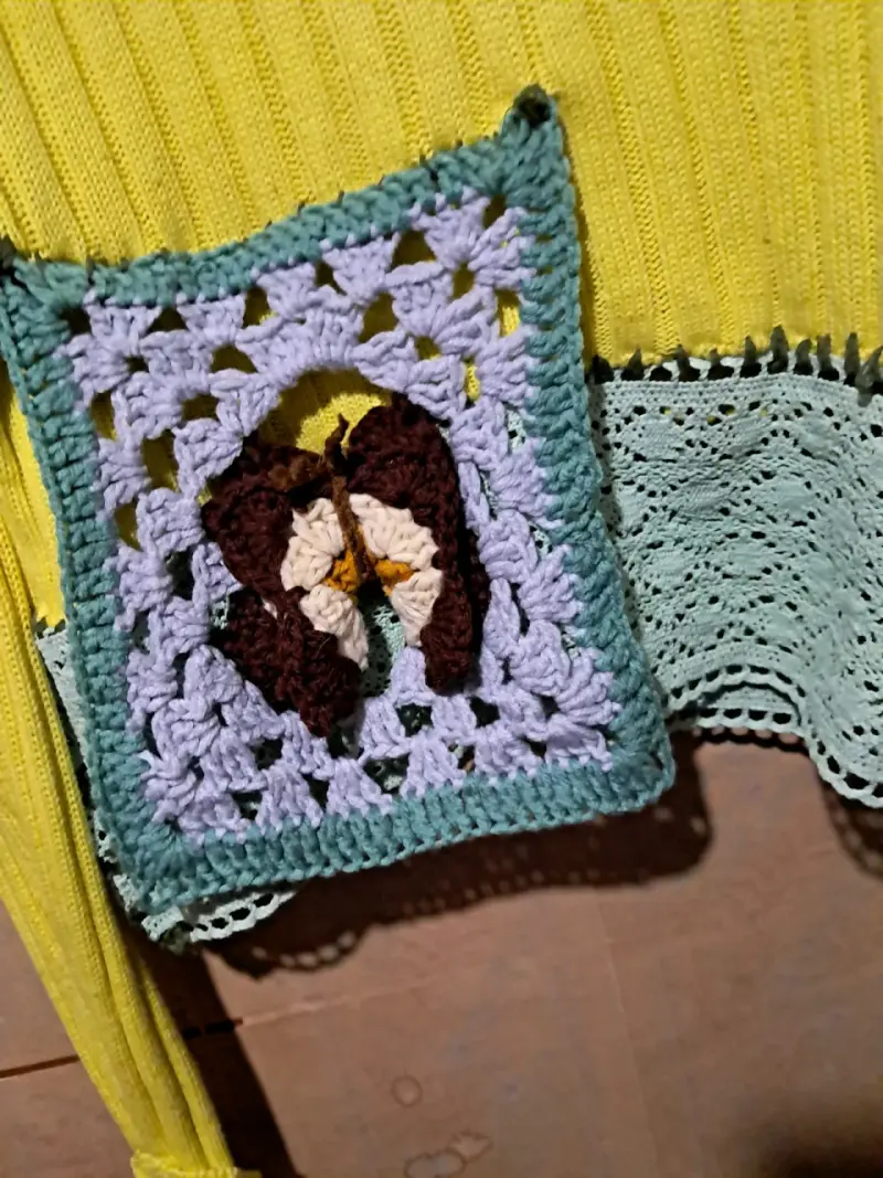 Suéter de cuello alto amarillo con diseño tejido x̌ - 2