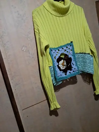 Suéter de cuello alto amarillo con diseño tejido x̌ - miniatura 3