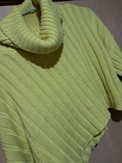 Suéter de cuello alto amarillo con diseño tejido x̌ - miniatura 4