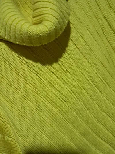 Suéter de cuello alto amarillo con diseño tejido x̌ - miniatura 6