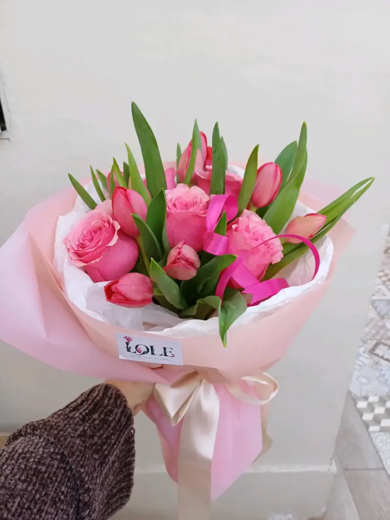 Ramo de flores rosas con tulipanes y rosas