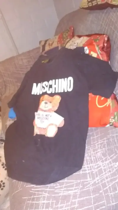Polera negra Moschino con diseño de oso - miniatura 1