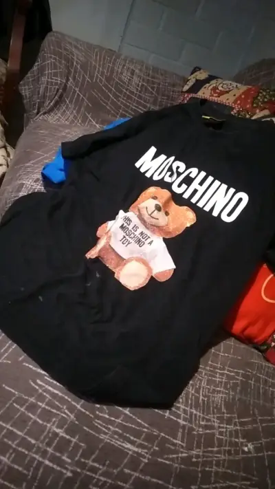 Polera negra Moschino con diseño de oso - miniatura 2