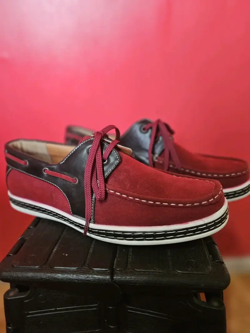 Zapatos náuticos de gamuza burdeo para hombre - 1