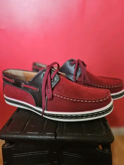 Zapatos náuticos de gamuza burdeo para hombre - miniatura 1