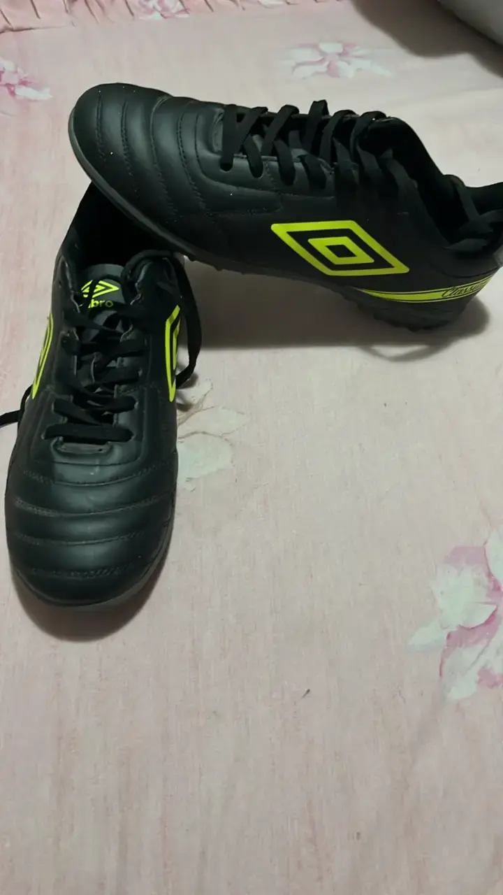 Zapatos de fútbol Umbro negros con detalles amarillos - 1