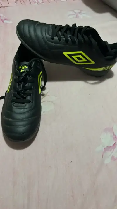 Zapatos de fútbol Umbro negros con detalles amarillos - miniatura 1