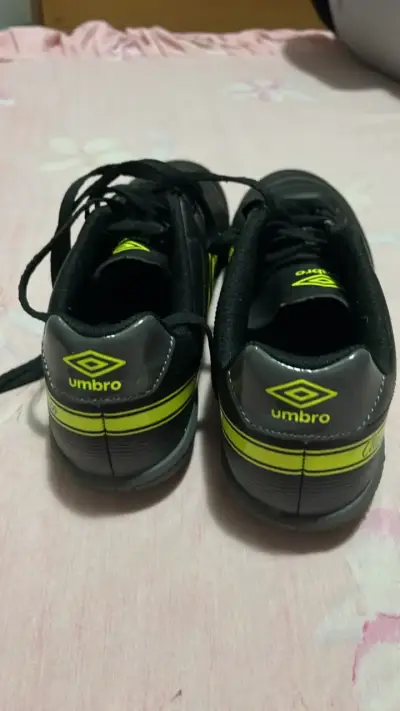 Zapatos de fútbol Umbro negros con detalles amarillos - miniatura 2