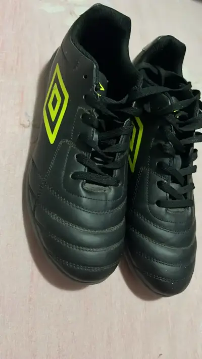 Zapatos de fútbol Umbro negros con detalles amarillos - miniatura 3