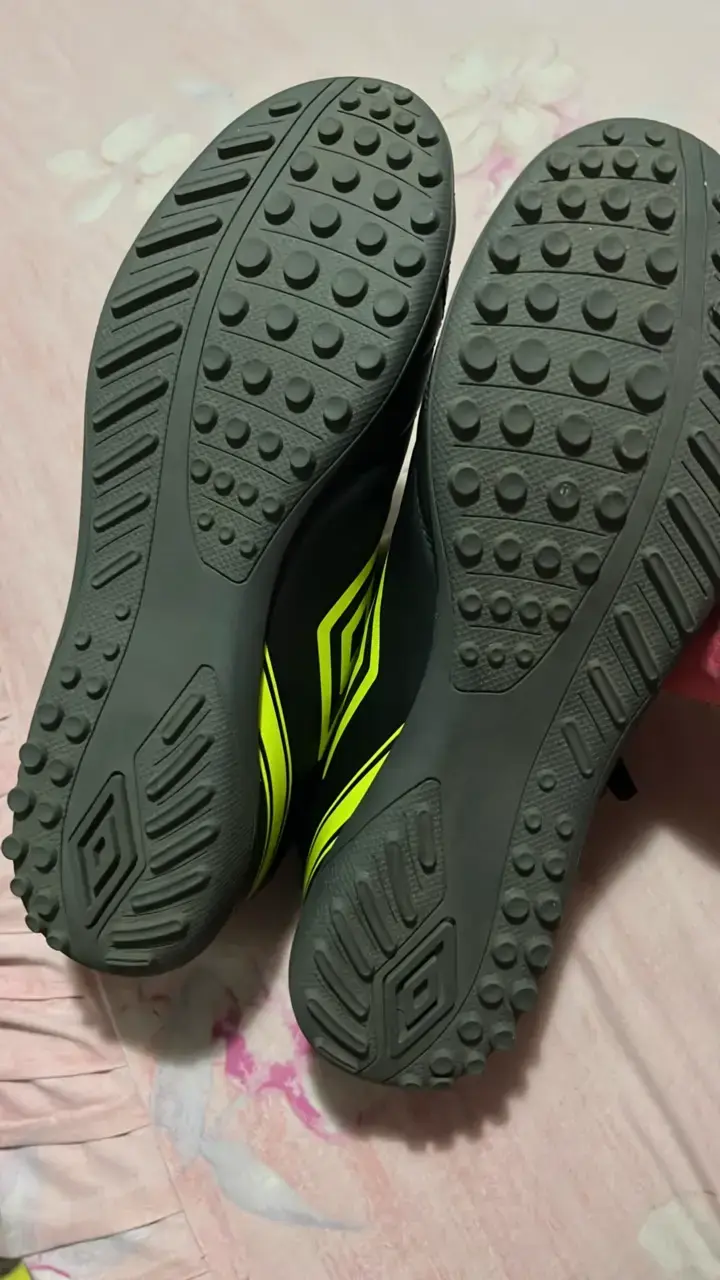 Zapatos de fútbol Umbro negros con detalles amarillos - 4