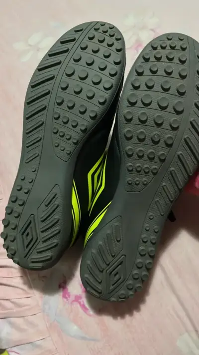 Zapatos de fútbol Umbro negros con detalles amarillos - miniatura 4