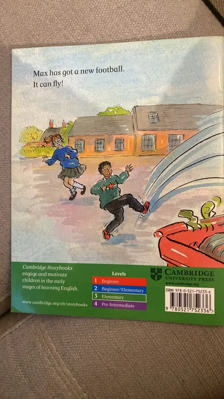 Libro infantil 'The Flying Football' de Cambridge - 2