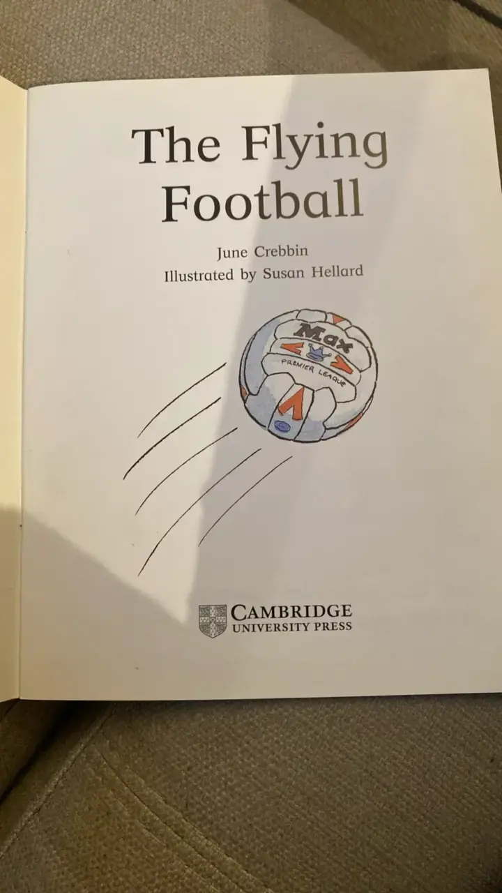 Libro infantil 'The Flying Football' de Cambridge - 3